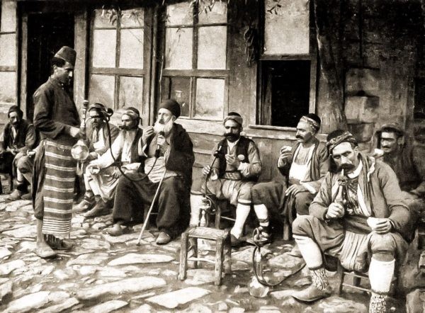 Narghilè: La lunga Storia della shisha nei secoli