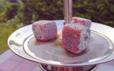 Preparazione del narghilè: i carboncini 